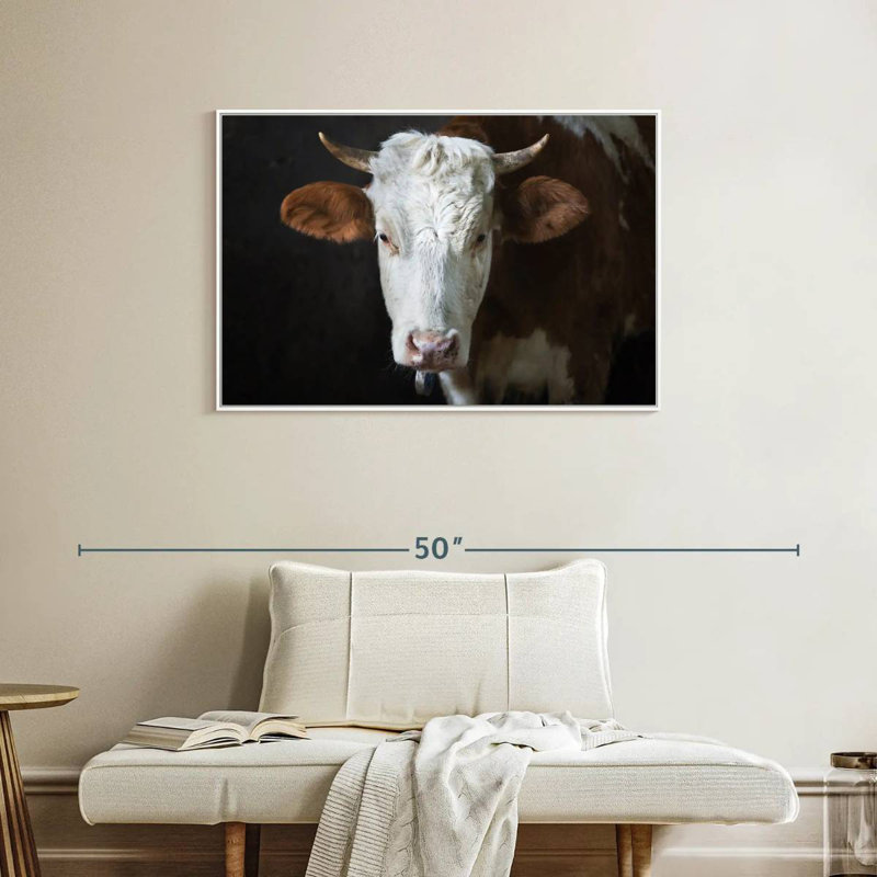 Visage de vache sérieux, Cadre flottant blanc, 37 po x 25 po