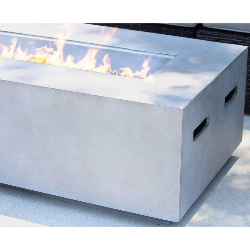 Foyer moderne en béton - alimenté au propane, hauteur de flamme réglable dans la table de feu crémeuse avec style, pierres de lave pour ajout de chaleur