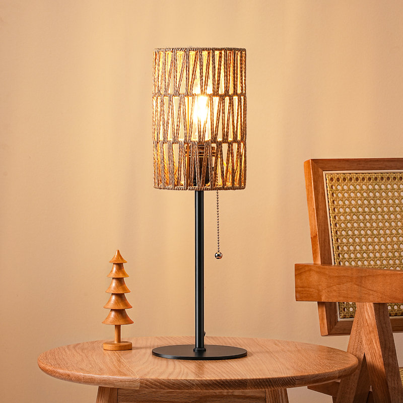 Lampe de table moderne noire avec abat-jour en rotin