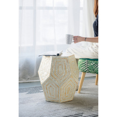 Tabouret de 18 po x 18 po x 21 po avec capes hexagonales, teintes crème et jaunes, décorations incrustées, formes de losanges, table d'appoint faisant office de table d'appoint, caractéristiques, motifs, utilisé