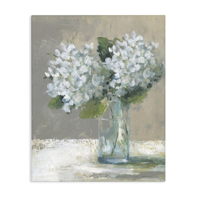 Vase en verre blanc avec hortensias, design par Carol Robinson, H 30 po x l 24 po