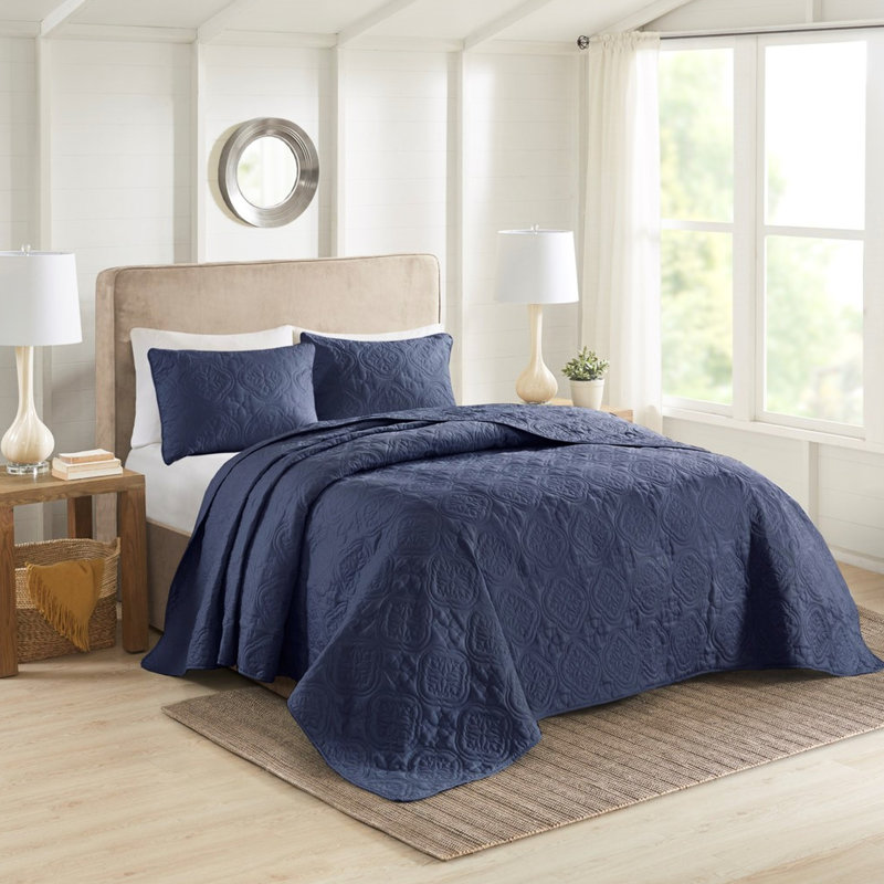 Couvre-lit réversible 3 pièces bleu marine King/King - Microfibre, 100 %, avec un magnifique matelassage à médaillons. Garnissage et détails raffinés.