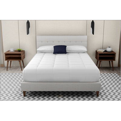 Grand lit tapissier avec 2 tables de chevet
