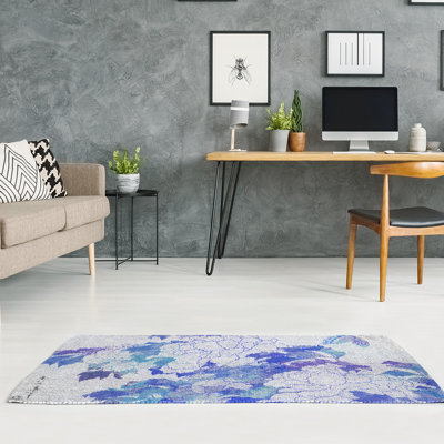 Tapis blanc/bleu de pivoines et papillon