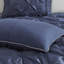 Ensemble de literie pour grand lit 7 pièces avec couette bleu marine - l'intérieur comprend des taies décoratives, des coussins décoratifs et une jupe de lit-122456007