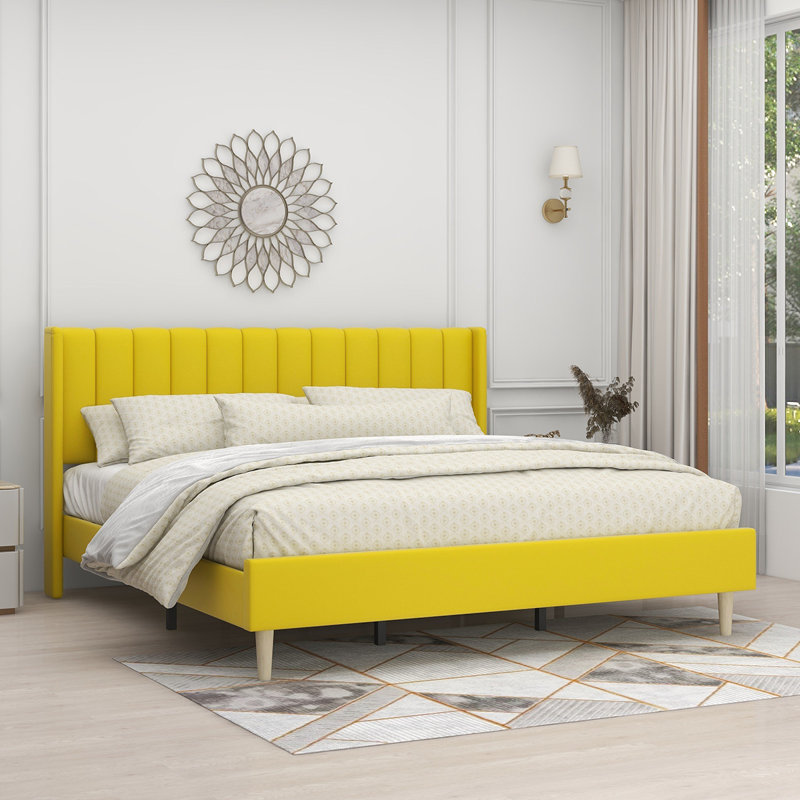 Lit plateforme tapissier avec tête de lit à oreilles Eriksay, Velours jaune, Très grand