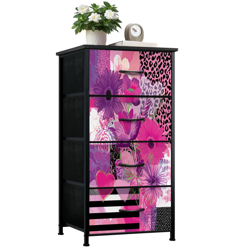Commode moderne pour la chambre à coucher avec 4 tiroirs de rangement. Commode en tissu avec cadre en acier pour vestibule.