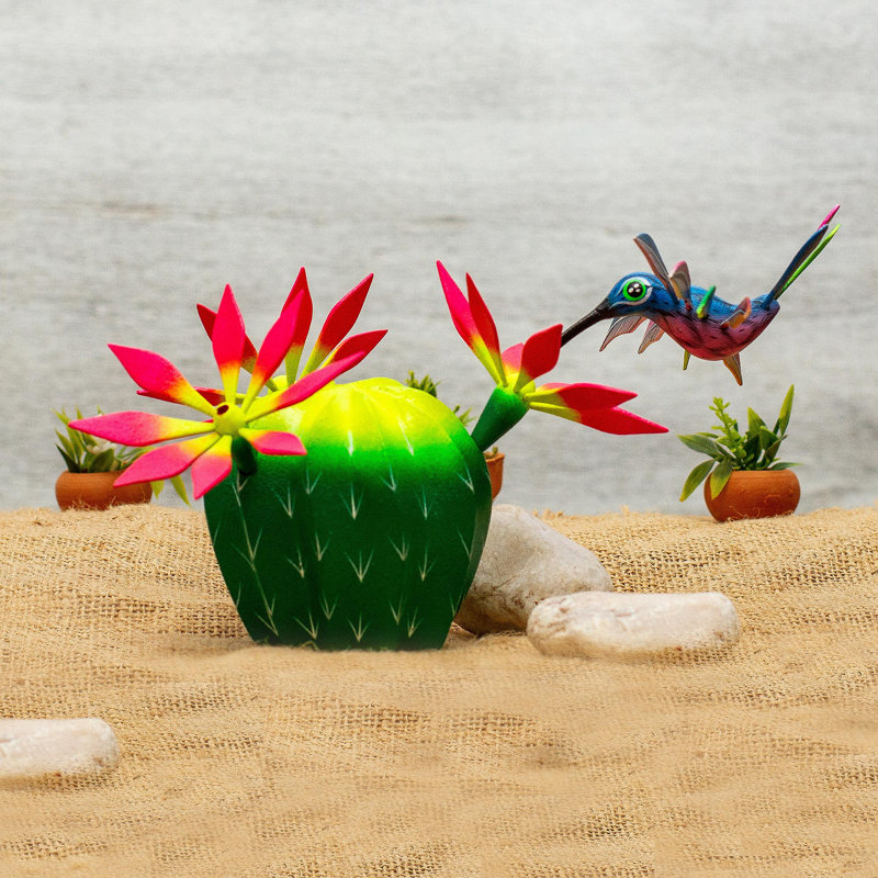 Colibri en visite dans une sculpture de cactus