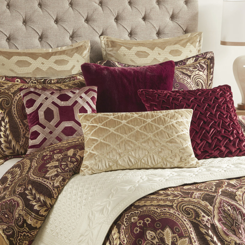 Édredon 4 pièces très grand. Inspiré. Tissu chenille. Comprend un édredon, des taies décoratives et une jupe de lit. Fermeture à glissière cachée. Look satiné élégant. . Conception importée. Délicat.