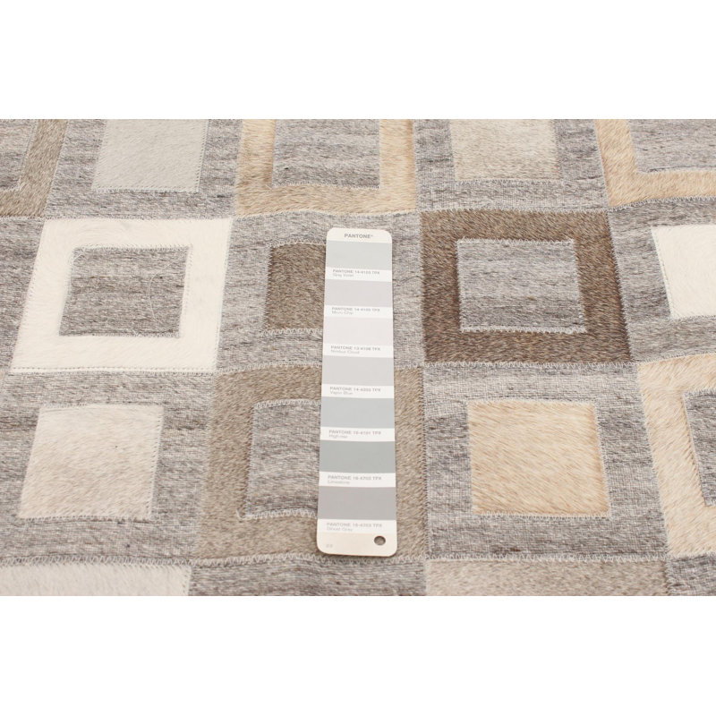 Tapis gris clair en peau de vache Alazhia