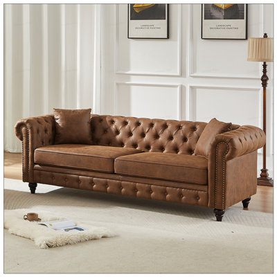 Canapé Chesterfield 3 places en tissu technique de salon avec accoudoirs roulés, boutons et 2 coussins pour un confort élégant