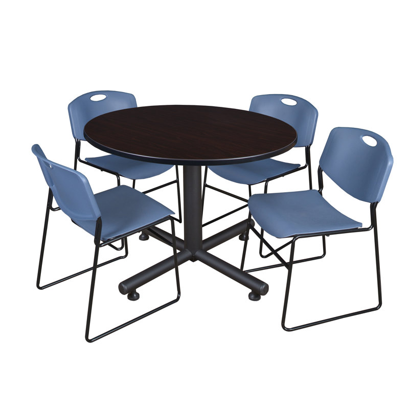 Nicklo break room table, 4 Zeng stackable chairs, Érable, Bleu