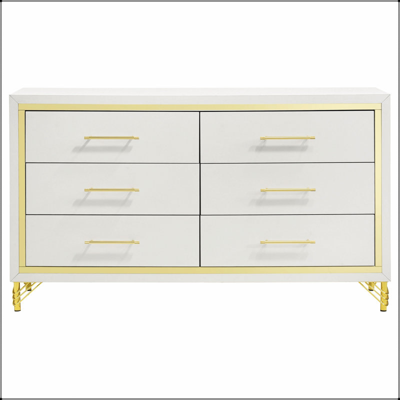 La commode de chambre blanche à 6 tiroirs Chesney avec bordure dorée allie un design élégant et un grand espace de rangement pour les chambres raffinées.