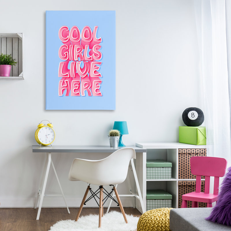 «Cool Girls Live Here» par Martina Pavlova, H 45 po x l 30 po