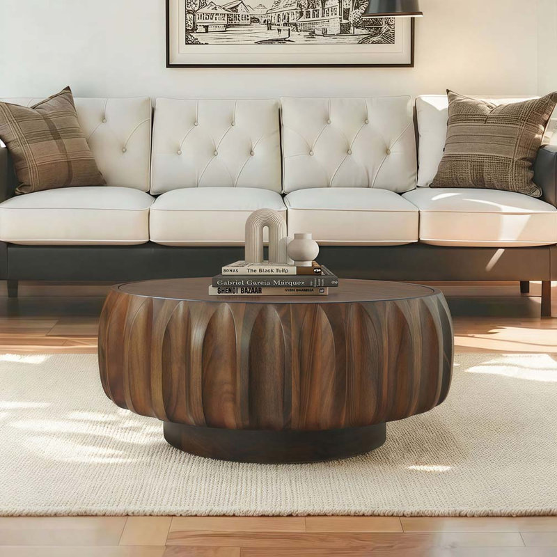 Table basse ronde en bois massif sculpté au design sculptural élégant, Noyer