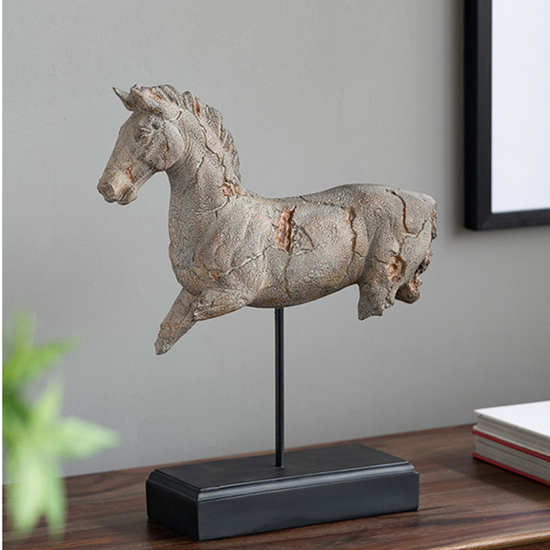 Statue de cheval antique sur pied