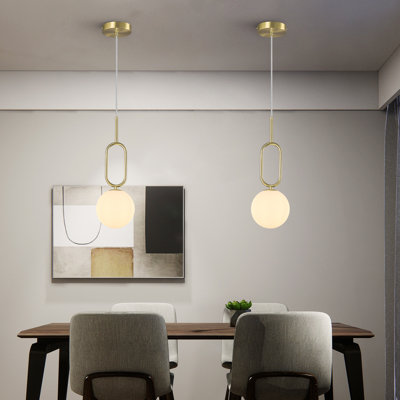 Luminaire suspendu moderne en verre blanc laiteux minimaliste avec abat-jour sphérique doré pour îlot de cuisine et salle à manger