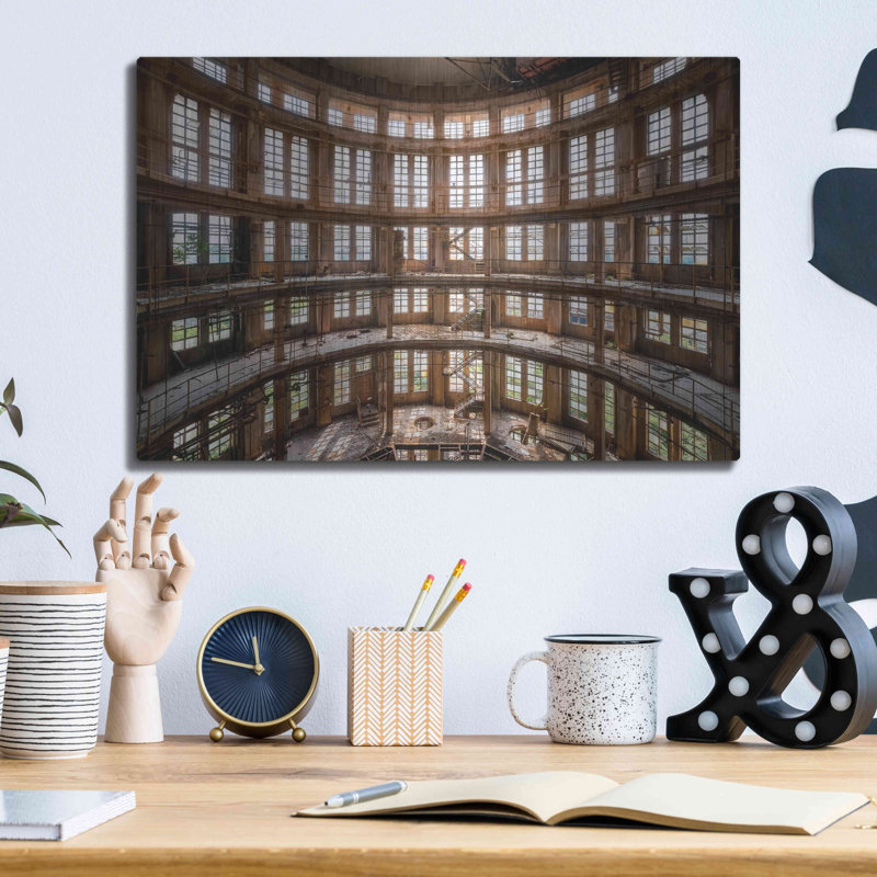«Industrial Tower» par Roman Robroek, H 12 po x l 16 po