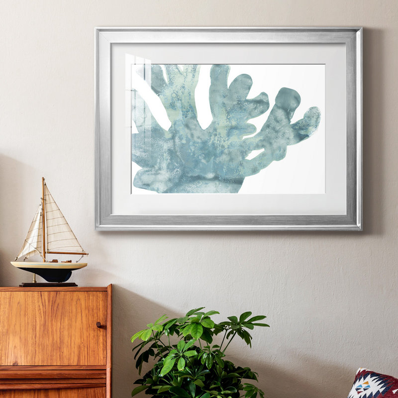 Blue Macro Coral I, reproduction encadrée de qualité supérieure - prête à être accrochée, H 22,5 po x l 30,5 po x P 1 po
