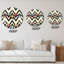 Horloge murale à motifs triangulaires rouges, rouges et bleues sur formes I-769466860