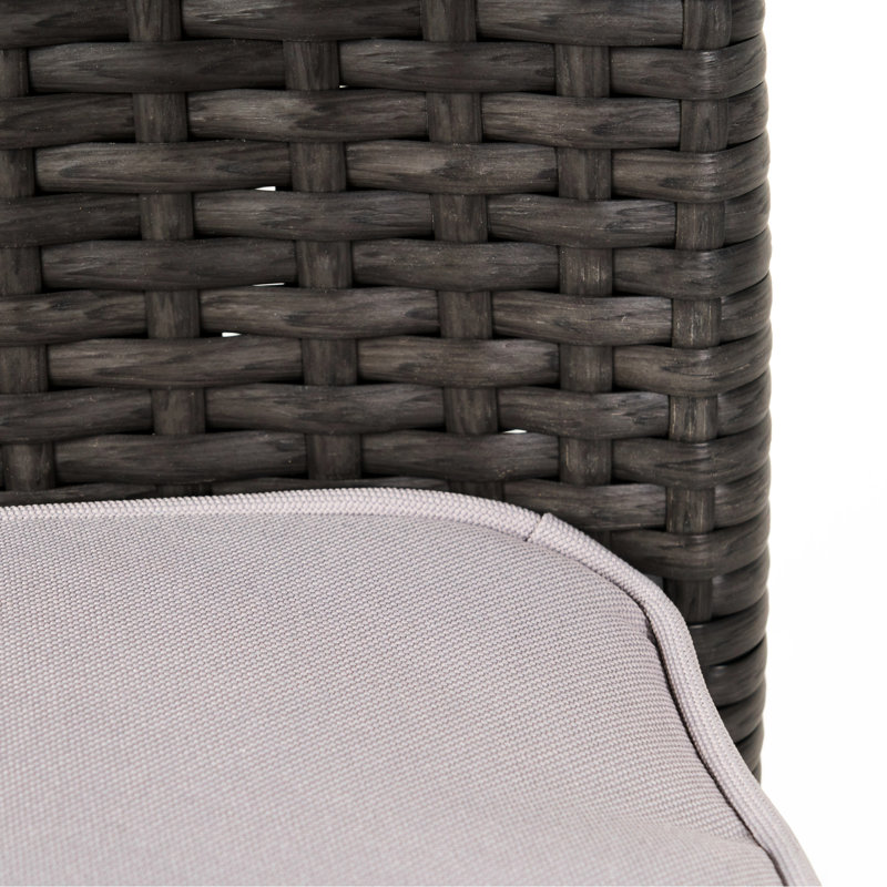 Chaises empilables grises avec structure en fer, coussins argentés, peu encombrants et confortables pour le patio extérieur de 4 sièges