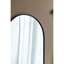 Miroir arqué noir avec cadre en métal, ajoutant du caractère à n'importe quel bord de la chambre de la salle de bain