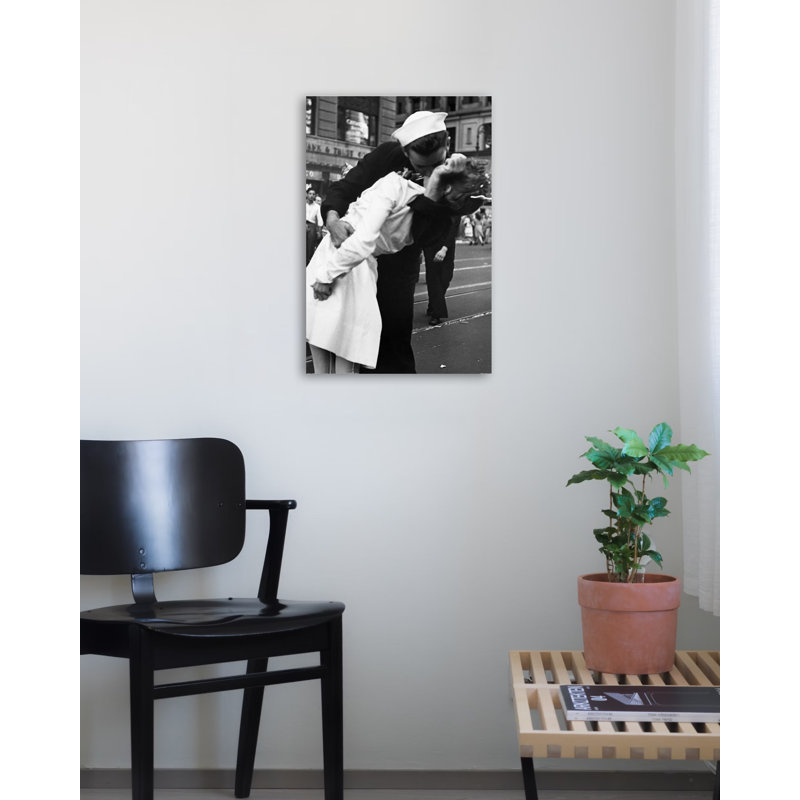 «Kiss the War Goodbye» par Cor bis, reproduction de photo sur toile tendue, H 36 po x l 24 po x P 1,5 po