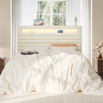 Lit plateforme tapissier moderne avec capitonnage horizontal, tablette de rangement intégrée et ports de charge USB / Type-C