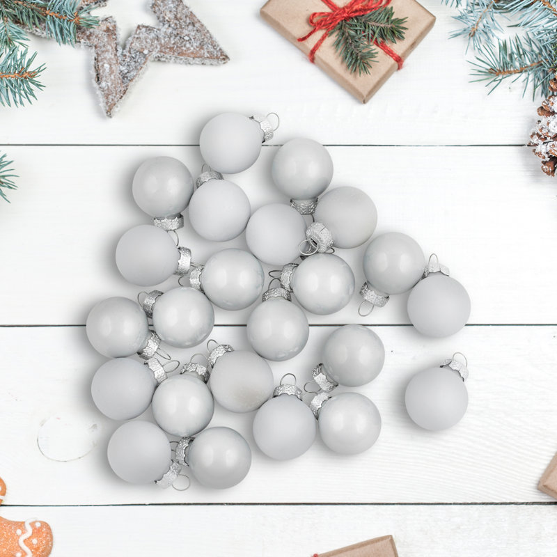 Ornement boule de Noël en verre blanc brillant et mat