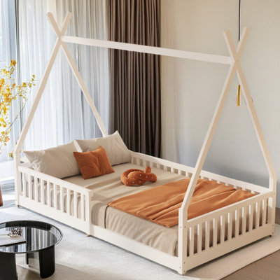 Lit simple en bois avec clôture