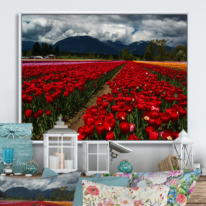 Tulipes contre les montagnes sombres II - On, H 30 po x l 40 po x P 0,1 po, Toile avec cadre flottant blanc