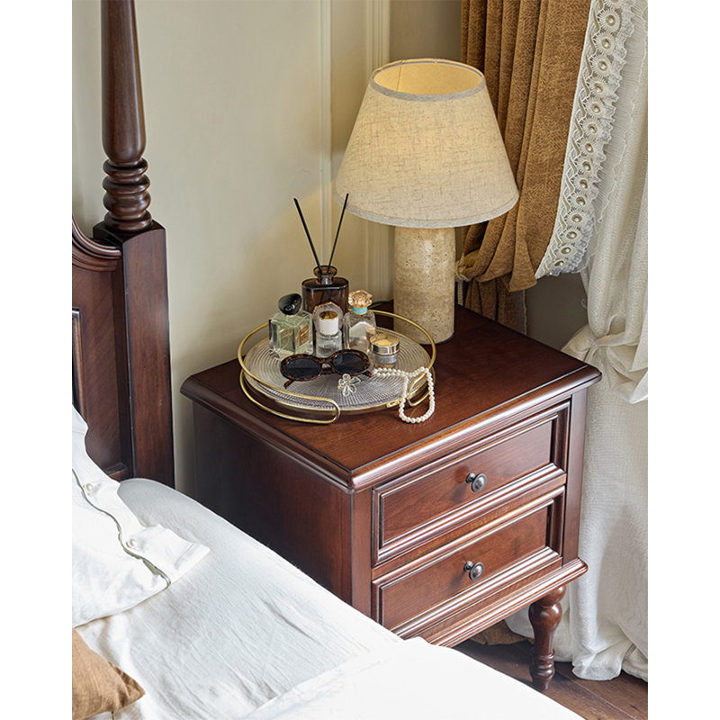 Table de chevet en bois de style américain rétro, fabriquée avec une technique de mortaise et de tenon et dotée de deux tiroirs, pouvant être utilisée dans la chambre à coucher.