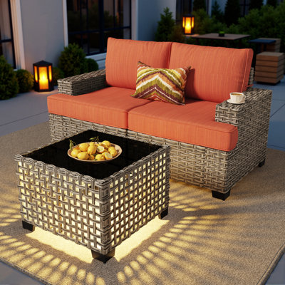 Ensemble de canapé d'extérieur moderne en osier avec table basse à éclairage solaire, sièges modulaires et accoudoirs larges pour la cour, le patio ou le jardin