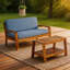 Ensemble de conversation d'extérieur en bois d'acacia 2 pièces, causeuse et table basse à deux niveaux avec coussins bleus résistants à l'eau, ensemble de meubles de patio rustique minimaliste d'une capacité de 350 lb-130372115