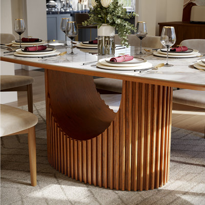 Table de salle à manger de 71 po en bois de couleur noyer moderne Mid-Century pour 6 personnes, table de salle à manger cannelée, table de cuisine en pierre frittée blanc brillant avec base en tambour