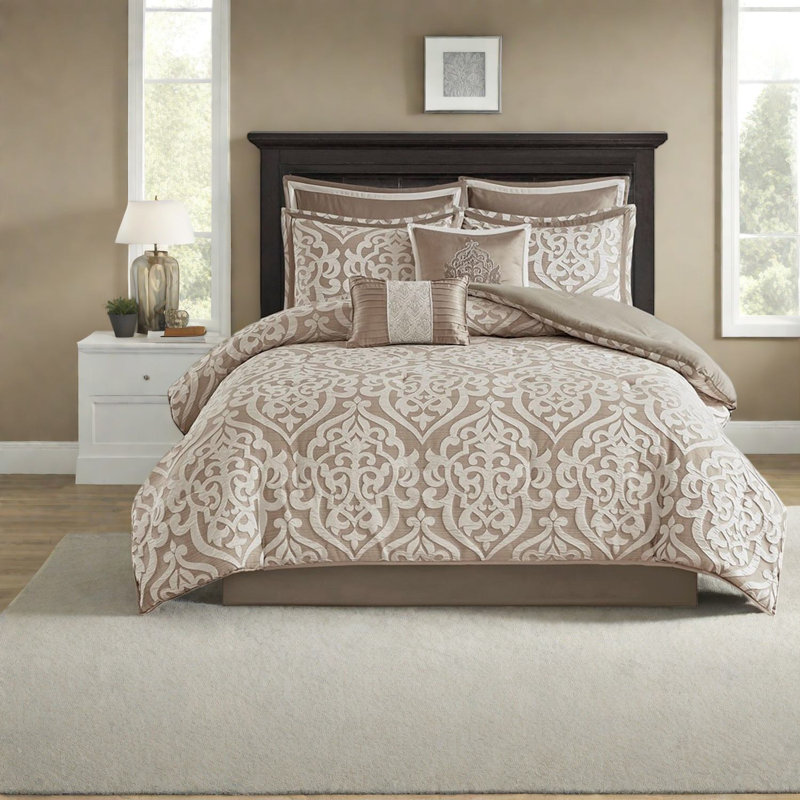 Ensemble de literie élégant en jacquard 8 pièces, brun clair / ivoire, avec polyester hypoallergénique pour un confort toutes saisons