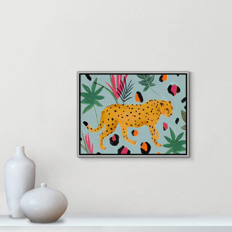 «Nyles Walking Cheetah II» par Isabelle Z - reproduction d'art, H 19,5 po x l 25,5 po x P 2 po, Toile avec cadre argenté