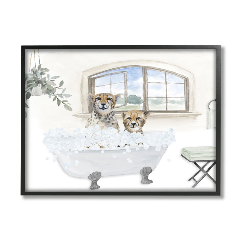 «Cheetah Duo Bathaign Bathroom Scene» par Lanie Loreth - cadre flottant, impression sur bois, H 24 po x l 30 po x P 1,5 po