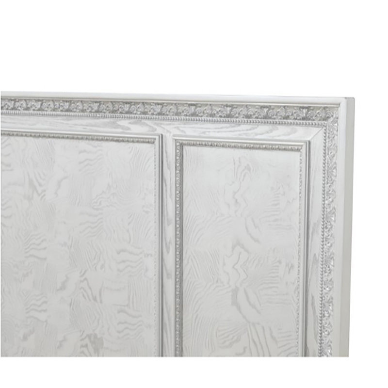 Grand lit en bois avec accents ornés argent brossé blanc crème