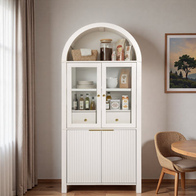Grand garde-manger arqué cannelé avec tablettes réglables, rangement élégant avec tiroir caché et porte vitrée pour la cuisine et les espaces de vie