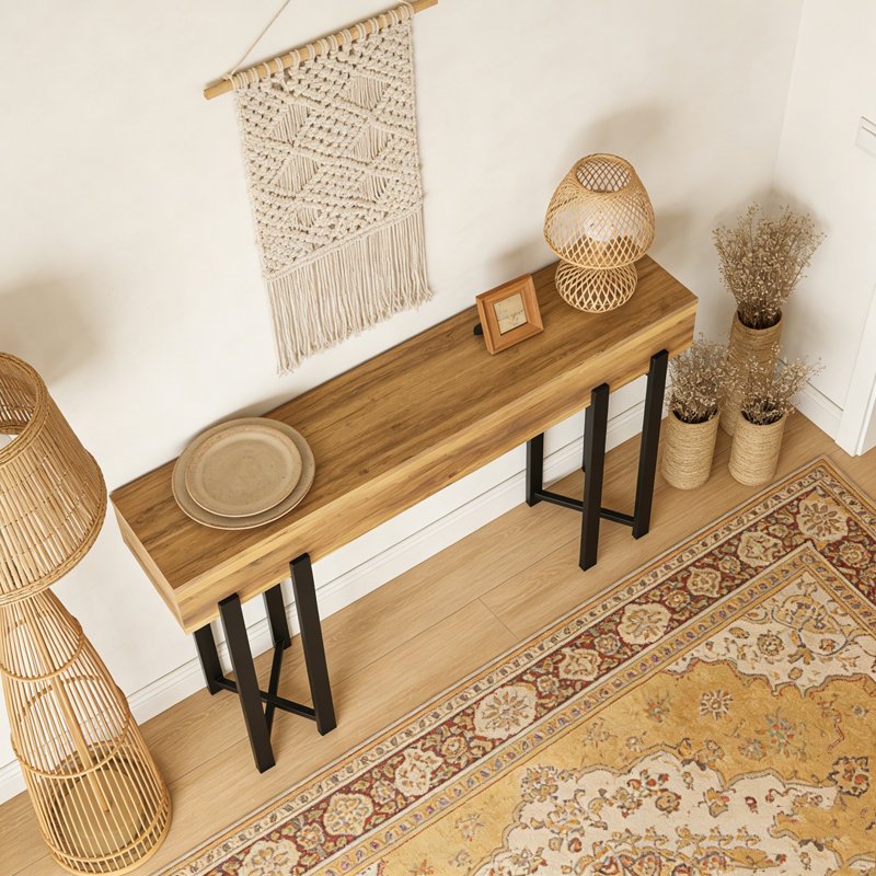 Console en bois avec canapé et couloir