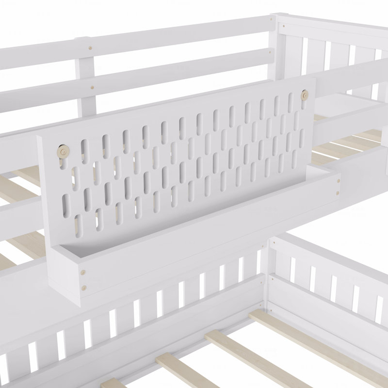 Structure de lit simple superposé au-dessus de grand lit simple avec échelle et garde-corps, panneau perforé et bibliothèque intégrée