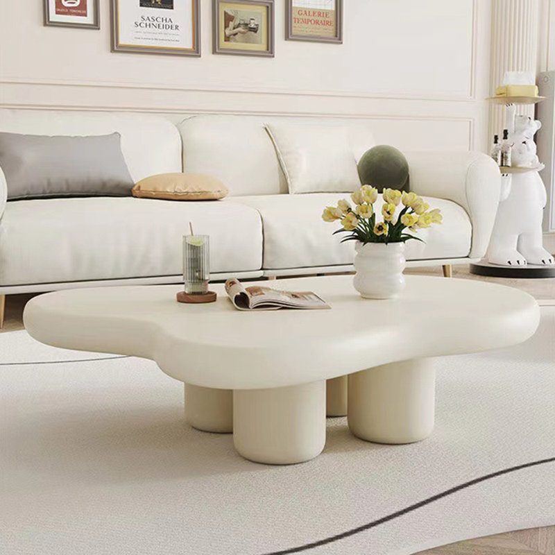 Table basse de style nordique de forme irrégulière