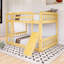 Lit superposé simple au-dessus d'un lit simple avec rampe d'escalade et échelle en bois-629826235