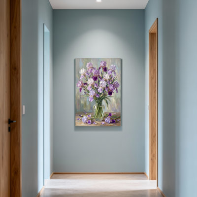 Saint-Valentin, iris mauves dans un vase en verre sur table