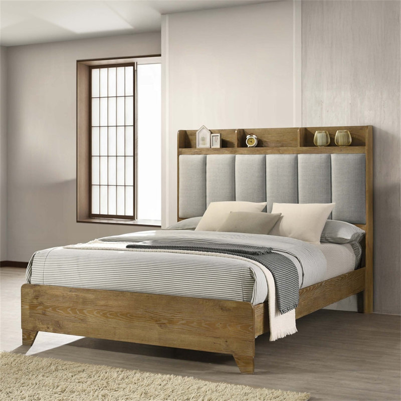 Très grand lit transitionnel brun avec tête de lit tapissier et ports USB, parfait pour les chambres à coucher modernes et traditionnelles.