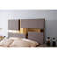 Grand lit tapissier capitonné doré avec détails en bois et or en gris