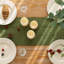 Chemin de table Boho vert sauge pour les décorations pour la maison d'été 12 x 72 pouces petite maison de campagne rustique en macramé tissé en jute et commode à café décorative