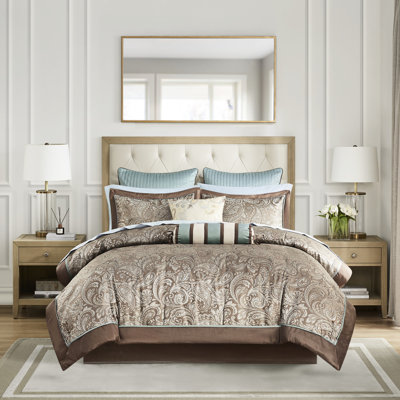 Literie pour très grand lit de 12 pièces avec draps en coton bleu / brun. Contient un édredon, des taies décoratives européennes, des oreillers et une jupe de lit. Édredon captivant, très grand lit. Bleu / brun inclus. Avec attrait