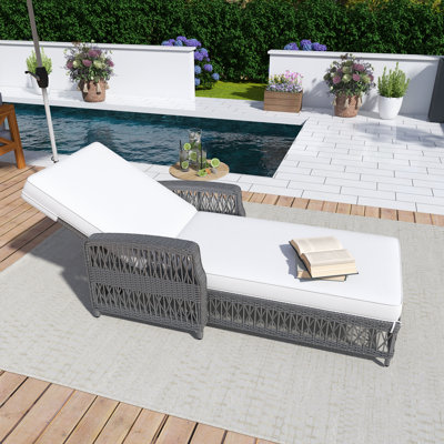 Chaise longue inclinable en rotin, chaise longue d'extérieur en osier avec accoudoirs, fauteuil inclinable réglable pour la terrasse avec coussins beiges doux et amovibles, chaise longue toutes saisons pour la piscine et le jardin